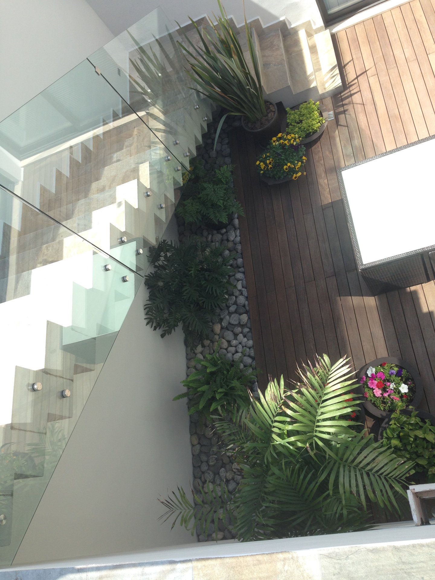 Acabados — Jardín interior y escalera