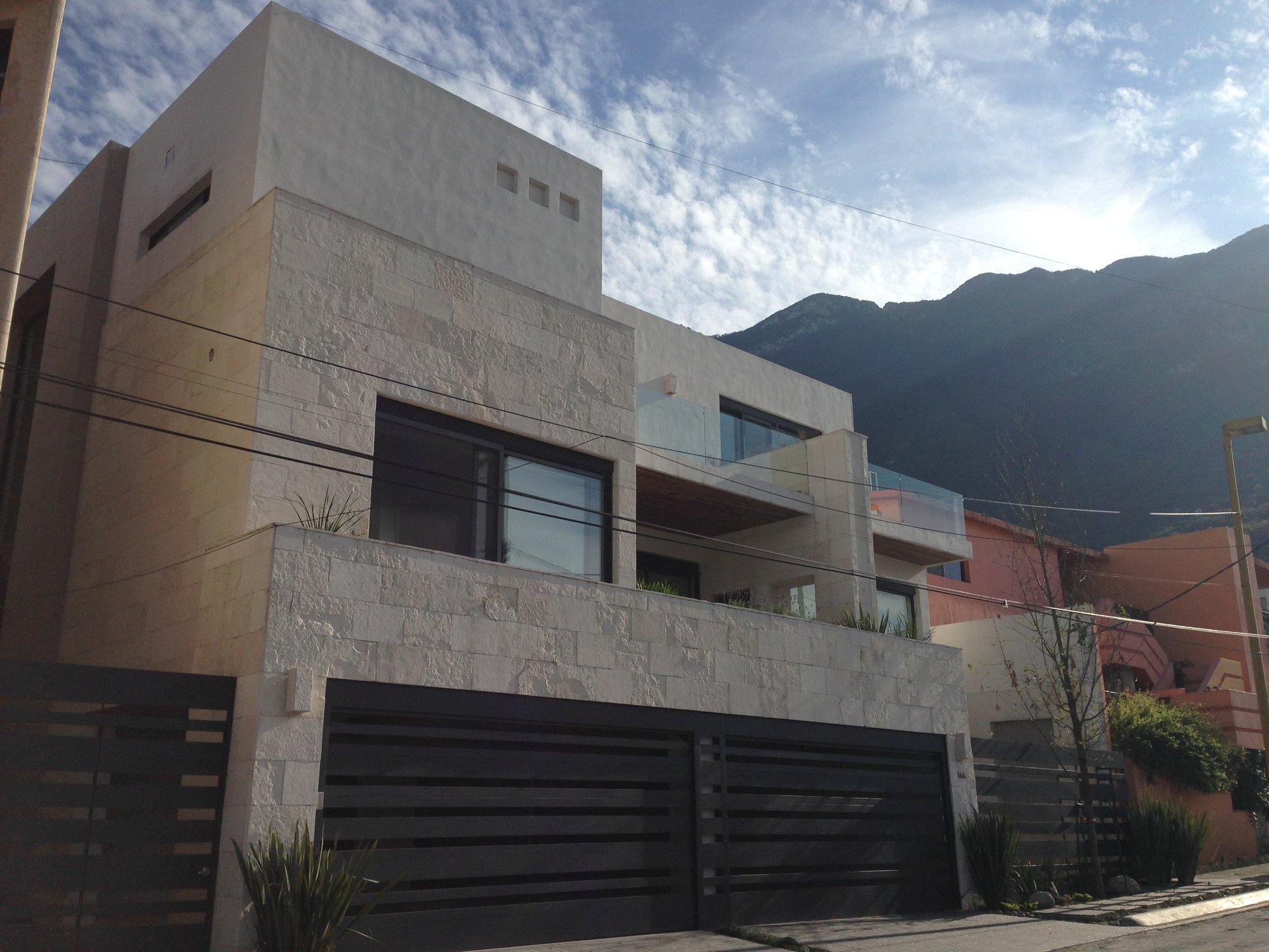 Fachada de piedra terminada por Cachay