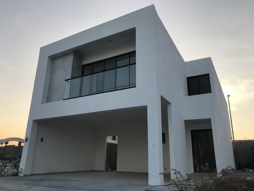 Fachada residencial construida por Cachay al atardecer